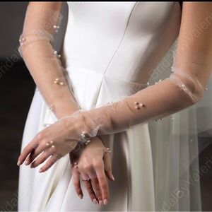 White Elegant Geometric Pattern Gloves